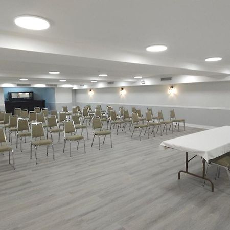 Super 8 By Wyndham Kirkland Lake מראה חיצוני תמונה