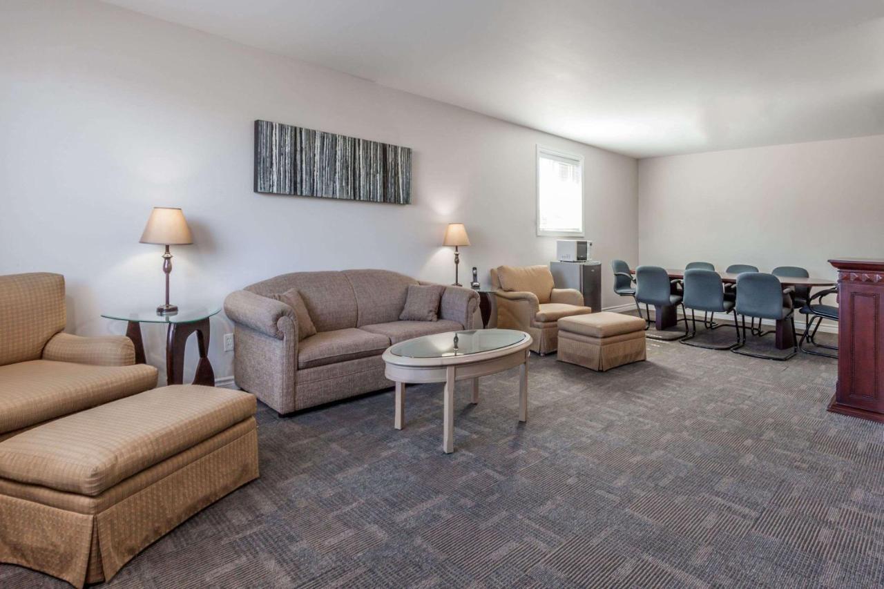 Super 8 By Wyndham Kirkland Lake מראה חיצוני תמונה